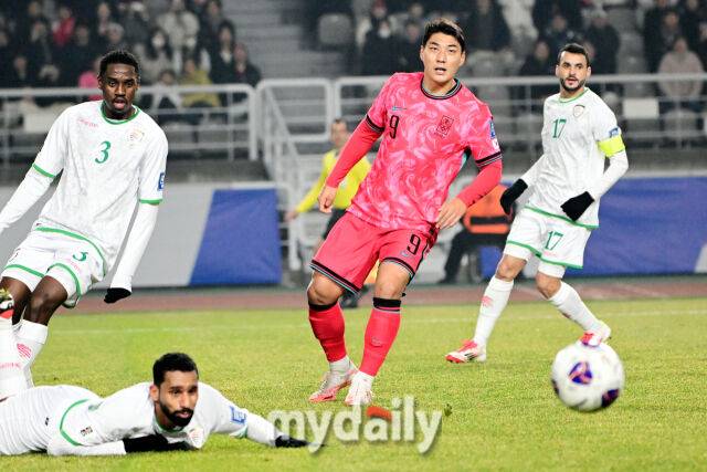 대한민국 축구대표팀 주민규가 20일 오후 경기도 고양종합운동장에서 진행된 '2026 국제축구연맹(FIFA) 북중미 월드컵 아시아지역 최종예선' 오만과의 경기에서 패스가 수비에 걸리자 아쉬워 하고 있다./고양=곽경훈 기자
