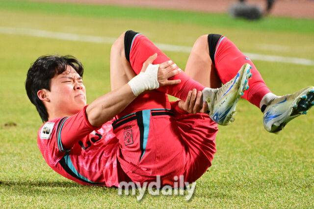 대한민국 축구대표팀 오현규가 20일 오후 경기도 고양종합운동장에서 진행된 '2026 국제축구연맹(FIFA) 북중미 월드컵 아시아지역 최종예선' 오만과의 경기에서 상대 파울에 고통스러워 하고 있다./고양=곽경훈 기자