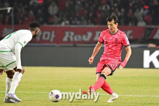 대한민국 축구대표팀 이태석이 20일 오후 경기도 고양종합운동장에서 진행된 '2026 국제축구연맹(FIFA) 북중미 월드컵 아시아지역 최종예선' 오만과의 경기에서 패스를 하고 있다./고양=곽경훈 기자
