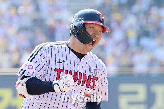 22일 서울 잠실야구장에서 열린 '2025 신한 SOL BANK KBO리그' 롯데 자이언츠와 LG 트윈스 개막전 경기. LG 문보경이 1회말 1사 2루에 홈런을 친 후 기뻐하고 있다./잠실 = 한혁승 기자