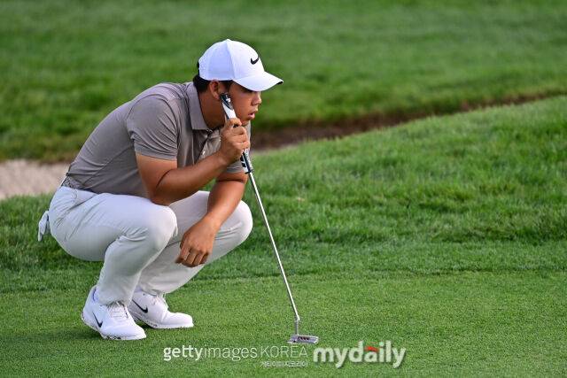 퍼트 라인을 살피는 김주형. /게티이미지코리아