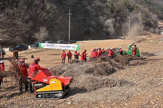 강원 정선군 정선읍 여탄리 일원에서 정선군과 정선국유림관리소가 함께 소각산불 방지를 위해 영농부산물 수거·파쇄 합동 캠페인을 하고 있다. [정선군 제공]