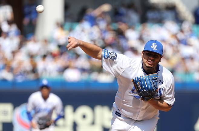 삼성 라이온즈 선발투수 후라도가 22일 대구 삼성라이온즈파크에서 열린 키움 히어로즈와 개막전에서 역투하고 있다.   [뉴시스]