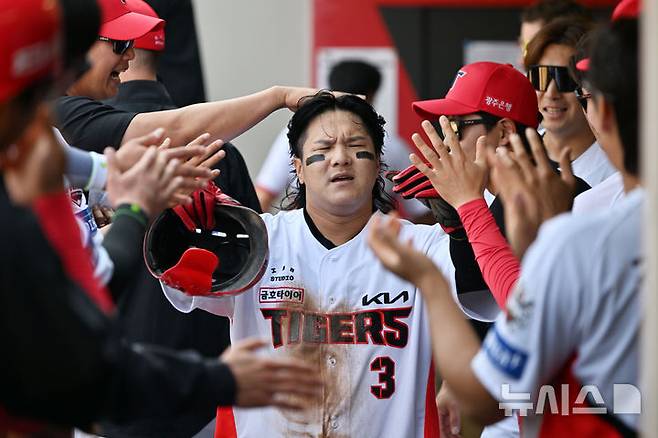 [광주=뉴시스] 이영주 기자 = 22일 오후 광주 북구 광주-기아챔피언스필드에서 열린 2025 신한 쏠뱅크 KBO 리그 개막전 NC다이노스 대 KIA타이거즈의 경기, 2회 말 KIA 2사 2루 주자 상황 KIA 김선빈이 김태군의 안타에 홈인해 덕아웃으로 들어서면서 동료들의 환호를 받고 있다. 2025.03.22. leeyj2578@newsis.com