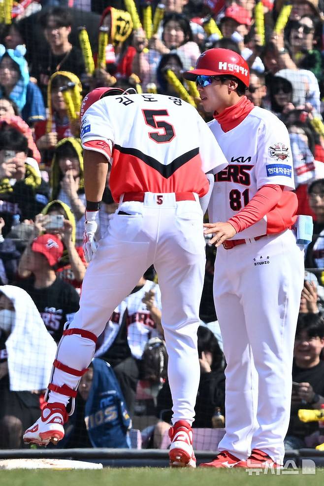 [광주=뉴시스] 이영주 기자 = 22일 오후 광주 북구 광주-기아챔피언스필드에서 열린 2025 신한 쏠뱅크 KBO 리그 개막전 NC다이노스 대 KIA타이거즈의 경기, 3회 말 1사 주자 없음 상황에서 KIA 김도영이 안타를 친 뒤 1루에서 왼쪽 다리 통증을 호소하고 있다. 2025.03.22. leeyj2578@newsis.com