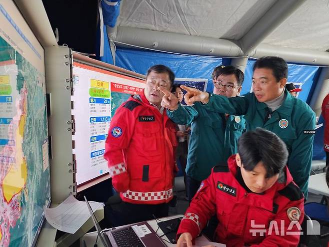 [산청=뉴시스]경남도의회 최학범(맨 오른쪽) 의장이 지난 21일 오후 산청군 시천면에서 대형 산불이 발생하자 산청 양수발전소 내 산불현장통합지휘본부를 방문해 대응 상황을 점검하고 있다.(사진=경남도의회 제공) 2025.03.22. photo@newsis.com