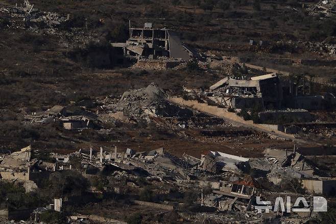 [오다이세=AP/뉴시스] 지난해 12월 이스라엘 북부에서 바라본 레바논 남부 오다이세 마을의 건물들이 파괴된 모습. 이스라엘과 레바논은 11월 휴전을 합의했지만 위태로운 평화가 이어지고 있다. (사진=뉴시스DB)