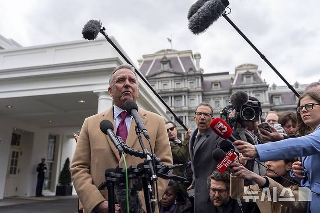 [워싱턴=AP/뉴시스] 스티브 위트코프 미국 백악관 중동특사가 지난 6일(현지 시간) 워싱턴DC 백악관 앞에서 기자회견 하고 있다. 2025.03.22.