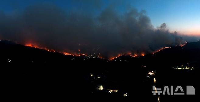 [의성=뉴시스] 이무열 기자 = 22일 오후 경북 의성군 의성읍 인근 한 야산에 불길이 솟아오르고 있다.야간산불 진화를 위해 산림당국은 산불진화장비 36대, 산불진화대원 373명을 긴급히 투입해 총력 진화에 나서고 있다. 2025.03.22. lmy@newsis.com
