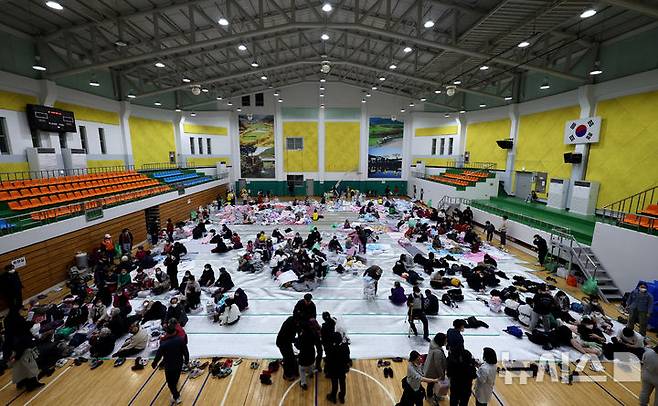 [의성=뉴시스] 이무열 기자 = 22일 오후 경북 의성군 안평면 괴산리에서 발생한 산불이 확산하며 주민들이 의성실내체육관으로 대피해있다. 2025.03.22. lmy@newsis.com