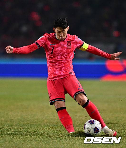 [OSEN=고양, 조은정 기자]대한민국 대표팀이 홈에서 오만에 1-1로 비겼다.&nbsp;홍명보(56)&nbsp;감독이 이끄는 한국 축구 대표팀은 20일 오후 8시 고양종합운동장에서 열린 2026 국제축구연맹(FIFA) 북중미 월드컵 아시아지역 3차 예선 B조 7차전 오만과 맞대결을 치러 1-1로 비겼다.이로써 한국은 승점 15점(4승 3무)을 기록하며 B조 1위를 유지했다.한국 손흥민의 슛동작 중에 디딤발 잔디가 들리고 있다. 2025.03.20 /cej@osen.co.kr