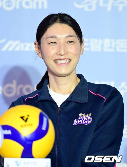 [OSEN=최규한 기자] 21일 오후 서울 청담동 리베라호텔에서 ‘도드람 2024-25 V리그’ 포스트시즌 미디어데이가 열렸다.이번 미디어데이에는 정규리그 1위로 챔피언결정전에 직행한 현대캐피탈과 흥국생명을 비롯해 플레이오프에서 맞붙는 대한항공과 KB손해보험(남자부), 정관장과 현대건설(여자부) 감독 및 대표선수가 나와 각오를 전한다. 흥국생명 김연경이 출사표를 던진 뒤 미소짓고 있다. 2025.03.21 / dreamer@osen.co.kr