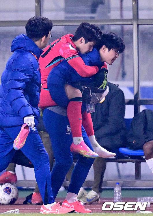 [OSEN=고양, 최규한 기자] 대한민국 대표팀이 홈에서 오만에 1-1로 비겼다.&nbsp;홍명보(56)&nbsp;감독이 이끄는 한국 축구 대표팀은 20일 오후 8시 고양종합운동장에서 열린 2026 국제축구연맹(FIFA) 북중미 월드컵 아시아지역 3차 예선 B조 7차전 오만과 맞대결을 치러 1-1로 비겼다. 후반 한국 이강인이 스태프의 등에 업혀 피치를 빠져나가고 있다. 2025.03.20 / dreamer@osen.co.kr