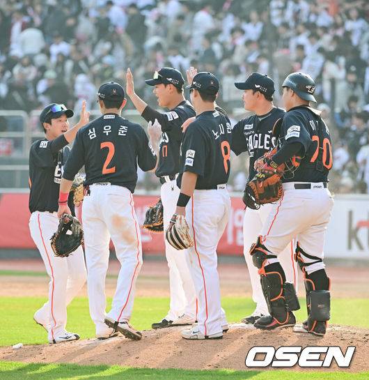 [OSEN=수원, 박준형 기자] 한화 김경문호가 무서운 뒷심을 앞세워 2025시즌 개막전을 승리로 장식했다. '50억 원 FA' 심우준이 친정팀을 상대로 날린 2루타가&nbsp;결승타로 기록됐다.프로야구 한화 이글스는 22일 수원KT위즈파크에서 펼쳐진 2025 신한 SOL뱅크 KBO리그 KT 위즈와의 개막전에서 4-3으로 승리했다.&nbsp;경기종료 후 한화 선수들이 승리의 기쁨을 나누고 있다. 2025.03.22 /