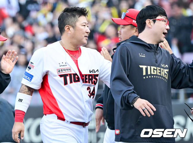 [OSEN=광주, 조은정 기자]디펜딩챔프 KIA타이거즈가 짜릿한 역전극을 펼치며 개막 첫 승을 따냈다. KIA는 22일 광주-기아 챔피언스필드에서 열린 2025 프로야구 NC다이노스와의 개막전에서 9-2로 승리했다. 에이스 제임스 네일이 5이닝 무실점으로 호투했다. 8회 공격이 뜨거웠다. 나성범이 동점 적시타를 터트리자 최형우가 역전 2타점 2루타, 김선빈이 또 2타점 적시타를 작렬했다. 한준수는 쐐기 3점포를 날렸다. KIA 이범호 감독이 최형우와 승리를 기뻐하고 있다. 2025.03.22 /cej@osen.co.kr