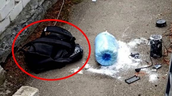 21일(현지시간) 우크라이나 서부 테르노필의 한 경찰서 인근 차량 아래에서 수제 폭탄을 담은 가방(붉은 동그라미)이 발견됐다. 다행히 경찰과 보안당국이 폭탄이 터지기 전 해체하는 데 성공했다. 사진은 해체된 폭탄과 이를 담고 있던 가방. 우크라이나 보안국(SBU) 제공