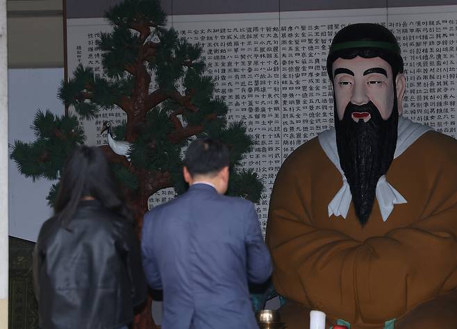 단기 4356년 개천절을 맞은 2023년 10월3일 서울 종로구 단군성전을 찾은 시민들이 예를 올리고 있다. ⓒ연합뉴스