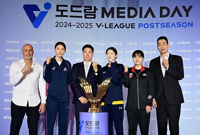 왼쪽부터 흥국생명 마르첼로 아본단자 감독, 김연경, 현대건설 강성형 감독, 이다현, 정관장 염혜선, 고희진 감독. 21일 V리그 포스트시즌 미디어데이에서 기념촬영하고 있다. KOVO