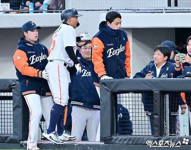 17일 오후 대전 한화생명 볼파크에서 열린 '2025 신한 SOL Bank KBO리그' 삼성 라이온즈와 한화 이글스의 시범경기, 1회말 한화 김태연이 솔로 홈런을 날린 후 기뻐하고 있다. 엑스포츠뉴스DB