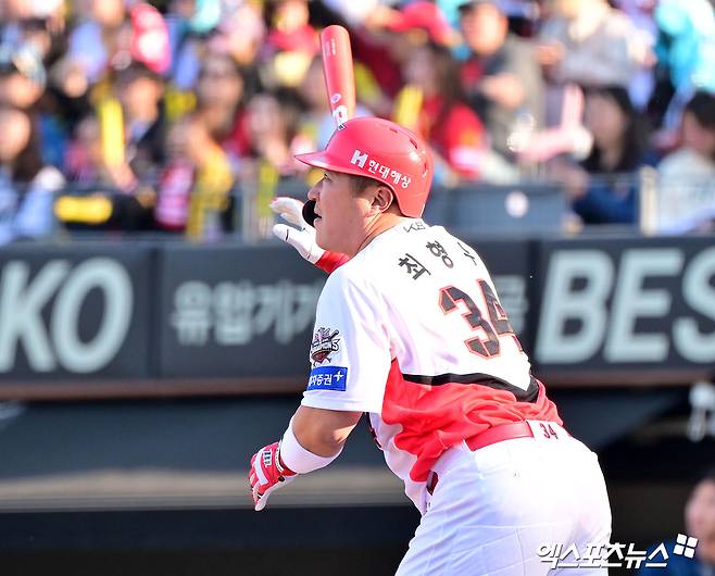 22일 오후 광주기아챔피언스필드에서 열린 '2025 신한 SOL Bank KBO리그' NC 다이노스와 KIA 타이거즈의 개막전 경기, 8회말 1사 만루 KIA 최형우가 2타점 2루타를 날리고 있다. 광주, 김한준 기자