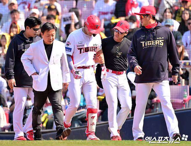 22일 오후 광주기아챔피언스필드에서 열린 '2025 신한 SOL Bank KBO리그' NC 다이노스와 KIA 타이거즈의 개막전 경기, 3회말 1사 KIA 김도영이 좌전안타를 날린 후 고통을 호소하며 경기장을 빠져나가고 있다. 광주, 김한준 기자