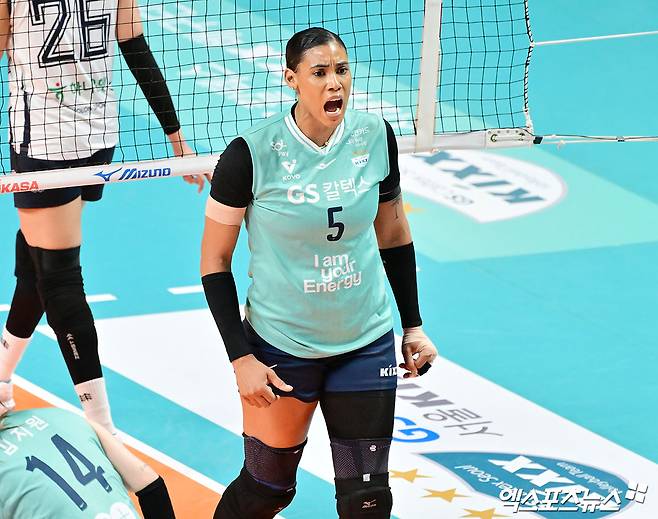 여자프로배구 GS칼텍스 아포짓 스파이커 지젤 실바가 올 시즌 정규리그 경기에서 득점한 뒤 포효하고 있다. 엑스포츠뉴스 DB