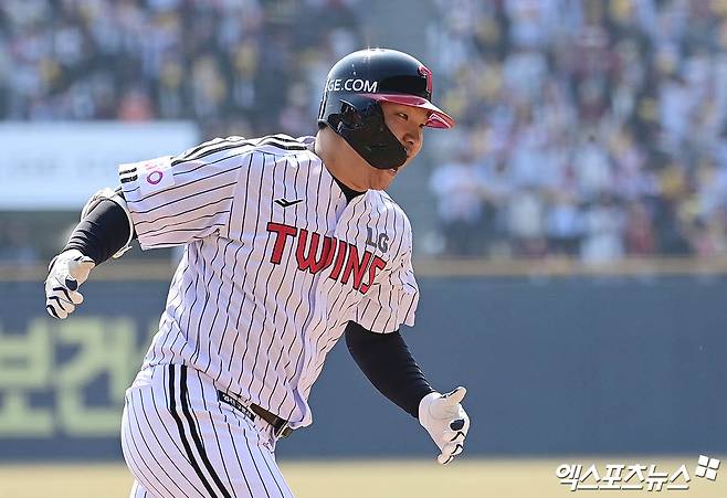 LG 내야수 문보경은 22일 잠실구장에서 열린 '2025 신한 SOL Bank KBO 리그' 롯데와 시즌 개막전에서 4번타자 3루수로 선발 출전했다. 첫 타석 상대 선발 반즈 상대 2점 홈런을 쏘아 올려 2025시즌 첫 홈런을 기록. 팀 승리에 힘을 보탰다. 잠실, 박지영 기자