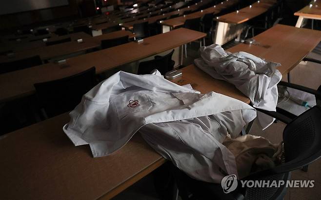 의대생 복귀 '데드라인' 임박…조용한 의과대학 강의실 (대구=연합뉴스) 윤관식 기자 = 의대생 복귀 시한이 임박한 가운데 20일 대구 중구 경북대학교 의과대학 강의실이 조용한 모습을 보이고 있다. 2025.3.20 psik@yna.co.kr
