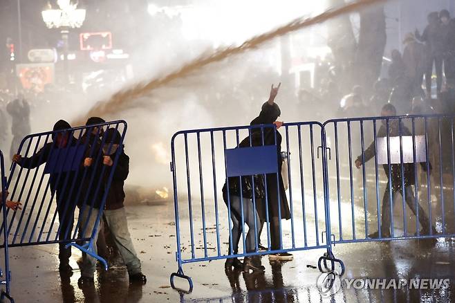 야권 탄압에 반대하는 튀르키예 시위대 (이스탄불 AFP=연합뉴스) 레제프 타이이프 에르도안 튀르키예 대통령의 야권 탄압에 반대하는 시위대가 21일(현지시간) 이스탄불 시내에서 경찰 진압에 맞서고 있다. 2025.3.21 photo@yna.co.kr