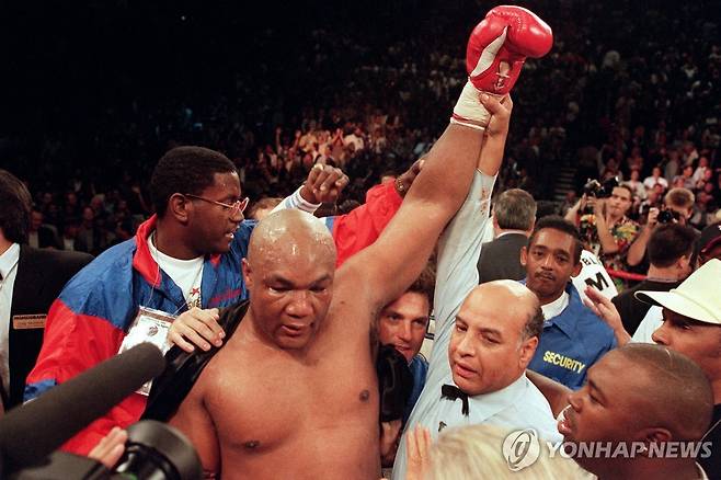 1994년 조지 포먼이 최고령 헤비급 챔피언이 된 순간  [AFP 연합뉴스 자료사진]