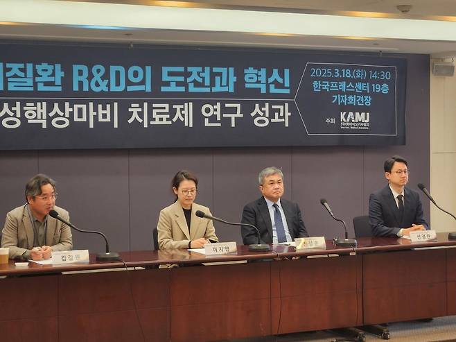 김길원 한국의학바이오기자협회장(사진 왼쪽부터)과 서울의대 이지영, 전상훈, 신정환 교수 [촬영 최현석]