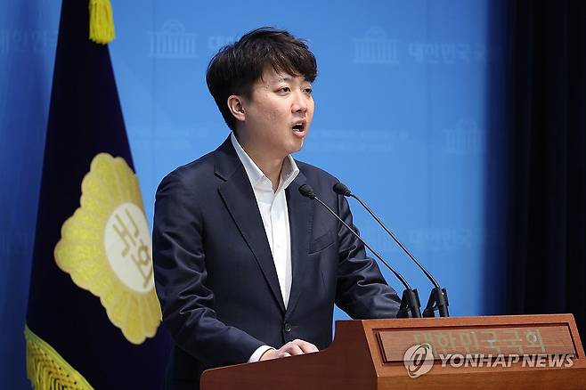 국민연금법 개정안 관련 기자회견하는 이준석 의원 (서울=연합뉴스) 박동주 기자 = 개혁신당 이준석 의원이 지난 21일 서울 여의도 국회 소통관에서 국민연금법 개정안 관련 기자회견을 하고 있다. 2025.3.21 pdj6635@yna.co.kr