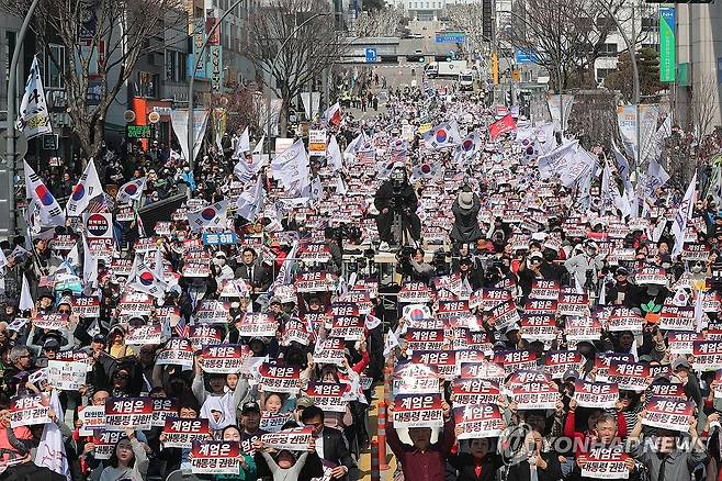 춘천서 대규모 탄핵 반대 집회 (춘천=연합뉴스) 강태현 기자 = 22일 강원도청 앞 중앙로터리에서 개신교 단체 세이브코리아 등 보수 단체가 국가비상기도회를 열고 윤석열 대통령 탄핵 반대를 외치고 있다.
    이날 집회에는 경찰 추산 2천명, 주최 측 추산 3천명이 모였다. 2025.3.22 taetae@yna.co.kr