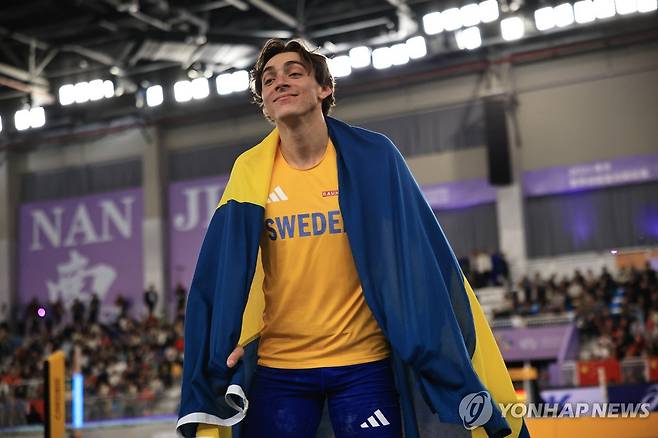 듀플랜티스, 세계실내육상선수권 남자 장대높이뛰기 3연패 (난징 EPA=연합뉴스) 듀플랜티스가 22일 중국 난징에서 열린 2025 세계실내육상선수권대회 남자 장대높이뛰기 결선에서 우승한 뒤, 스웨덴 국기를 두르고 세리머니를 하고 있다.