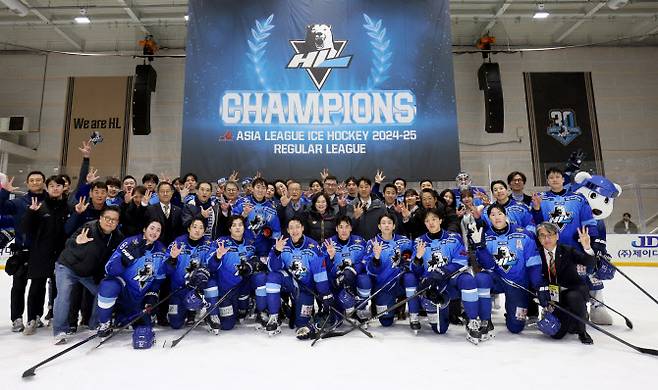 HL 안양이 2024~25 아시아리그 아이스하키 정규리그 우승을 확정지은 뒤 함께 기념촬영을 하고 있다. 사진=HL 안양