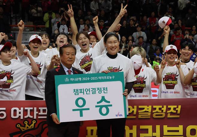 20일 부산 사직체육관에서 열린 하나은행 2024~25여자프로농구 챔피언결정 3차전에서 BNK가 우리은행을 꺾고 우승했다. BNK 박정은 감독이 선수들과 기념 촬영을 하고 있다. 사진=연합뉴스