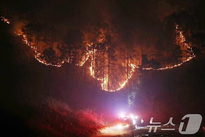 경남 산청 대형 산불이 사흘째로 접어든 23일 오전 산청군 시천면 일대에서 산불이 번지고 있다. 2025.3.23/뉴스1 ⓒ News1 윤일지 기자