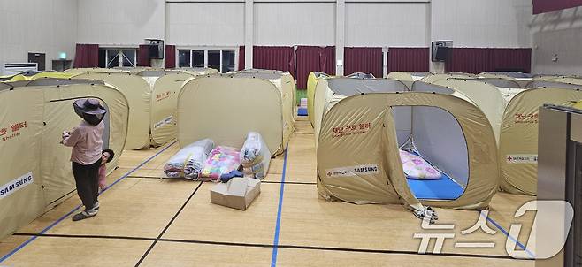 22일 경북 의성군 안평면에서 발생한 산불로 주민 대피령이 내려진 가운데 안평초등학교 강당에 임시 대피시설이 설치돼 있다. 이곳에는 주민 30여명이 대피해 있다. 2025.3.22/뉴스1 ⓒ News1 신성훈 기자