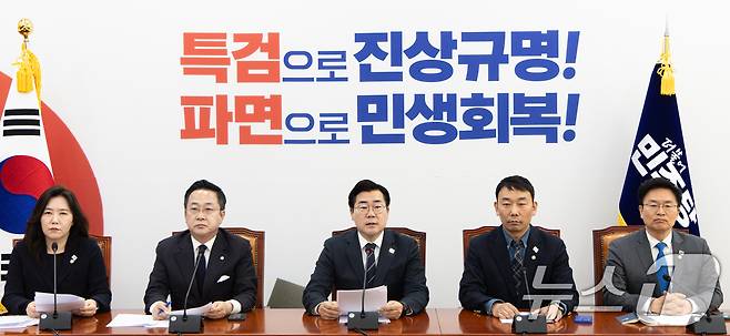 박찬대 더불어민주당 원내대표가 23일 오전 서울 여의도 국회에서 열린 기자간담회에서 발언을 하고 있다. 2025.3.23/뉴스1 ⓒ News1 이재명 기자