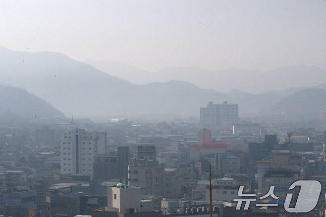 22일 오전 시작된 경북 의성군 안평면 산불로 인해 연기가 하늘을 뒤덮고있다.2025.3.23/뉴스1 ⓒ News1 신성훈 기자