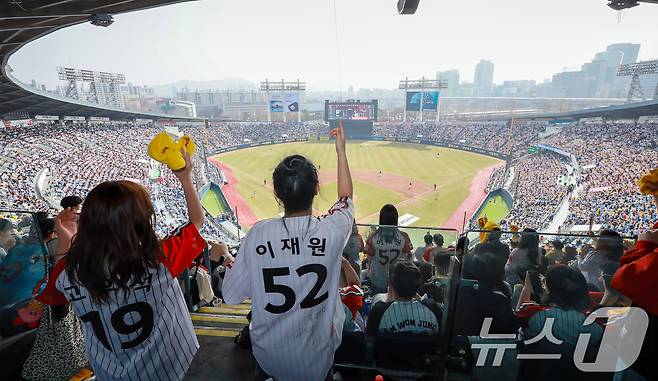 23일 서울 송파구 잠실야구장에서 열린 '2025 신한 SOL 뱅크 KBO리그' 롯데 자이언츠와 LG 트윈스의 경기에서 야구팬들이 열정적인 응원을 펼치고 있다. 한편, 이날 입장권 2만3천750장은 전날 개막전에 이어 두 경기 연속 매진됐다. 2025.3.23/뉴스1 ⓒ News1 김진환 기자
