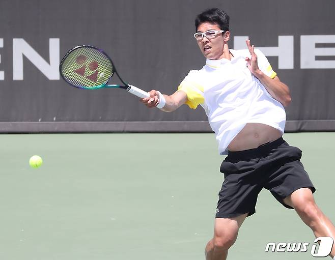 한국 테니스의 간판 정현이 9일 부산 금정구 스포원파크 테니스경기장에서 열린 '남자프로테니스(ATP) 부산오픈챌린저'에서 일본의 우치야마 야스타카와 단식 본선 1회전 경기를 펼치고 있다. 2023.5.9/뉴스1 ⓒ News1 윤일지 기자