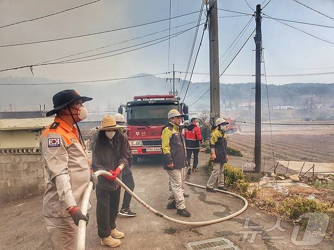 2전날 오후 울산 울주 온산읍 운화리 임야에서 산불이 발생해 23일 현재 진화율 70%를 보이고 있다.(울산소방본부 제공. 재판매 및 DB금지)