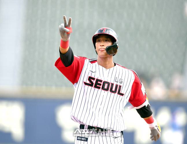 LG 송찬의가 29일 잠실구장에서 열린 2022 KBO리그 삼성전에서 안타를 친 후 세리머니를 하고 있다. 잠실 | 최승섭기자 thunder@sportsseoul.com