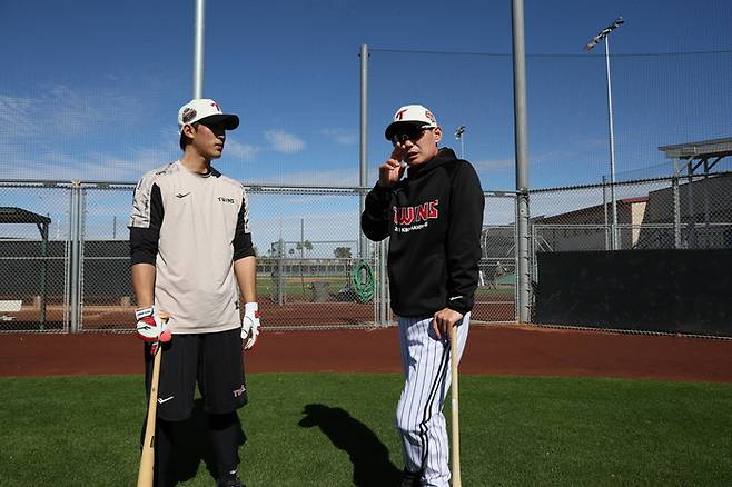 LG 염경엽 감독이 미국 애리조나주 스코츠데일 인디언 스쿨 파크에서 열린 스프링캠프에서 송찬의와 대화하고 있다. 사진 | LG 트윈스