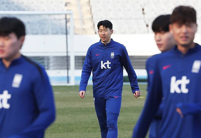 훈련하는 손흥민

    (용인=연합뉴스) 홍기원 기자 = 2026 북중미 월드컵 아시아 3차 예선 B조 8차전 요르단전을 앞둔 축구 국가대표팀 손흥민이 22일 경기도 용인시 처인구 미르스타디움에서 회복훈련을 하고 있다. 2025.3.22