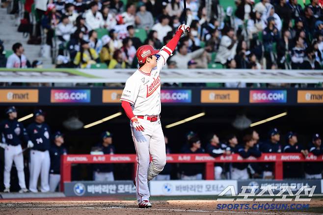 22일 인천 SSG랜더스필드에서 KBO리그 개막전 SSG와 두산의 경기가 열렸다. 8회말 역전 투런홈런을 날린 SSG 오태곤. 인천=송정헌 기자songs@sportschosun.com/2025.03.22/
