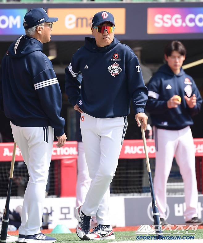 23일 인천 SSG랜더스필드에서 KBO리그 SSG와 두산의 경기가 열린다. 고토 수석코치와 대화를 나누고 있는 이승엽 감독. 인천=송정헌 기자songs@sportschosun.com/2025.03.23/