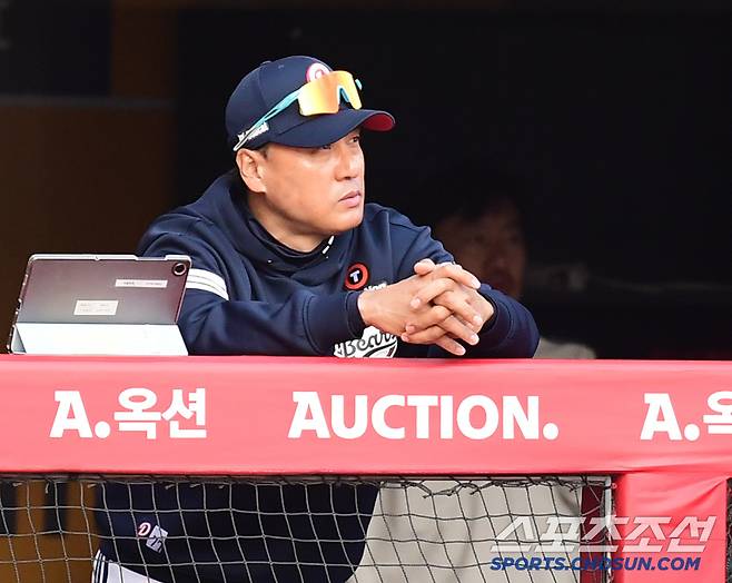 22일 인천 SSG랜더스필드에서 KBO리그 개막전 SSG와 두산의 경기가 열렸다. 경기를 지켜보는 두산 이승엽 감독. 인천=송정헌 기자songs@sportschosun.com/2025.03.22/