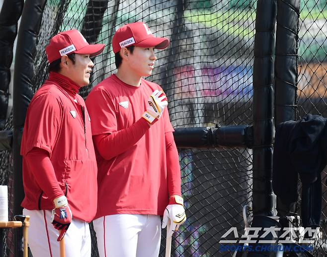 22일 인천 SSG랜더스필드에서 KBO리그 개막전 SSG와 두산의 경기가 열린다. 타격 훈련을 하고 있는 SSG 이지영, 박성한. 인천=송정헌 기자songs@sportschosun.com/2025.03.22/